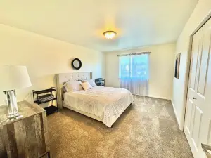 5Br Home, Fire Place, & Plenty of Space! 30 mi from Lumen Field