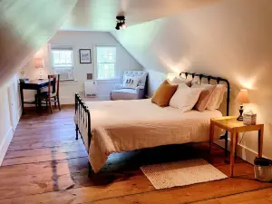 Centrally located MidCoast country farmhouse suite, just 20 minutes to Route 1!