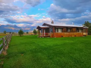 距野牛保護區15分鐘路程的溫馨木屋，擁有美麗溪流和山景！