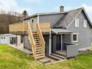 5 Bedroom Lovely Home in Bjoa