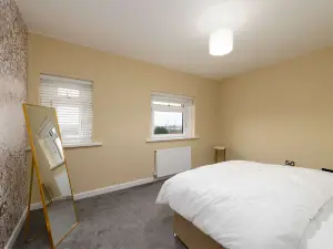 Convenient 3 Bedroom Home in Swansea with Garden