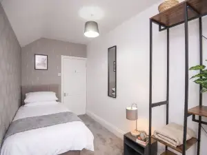 Modern 3 Bedroom Home in Central Rugby w Parking