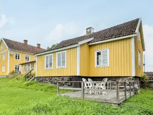 Charming Cottage by Lake in Torsebo