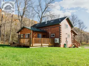 Romantic Secluded Creekside Cabin w/ Hot Tub, Private Escape