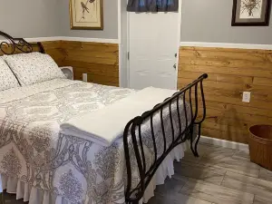 MT. Hideaway 2 bedroom, Lg. parking, .straight across from Buffalo MT. Trail 14