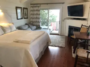 Cozy Lakefront Log cabin with miles of view plus small beach!