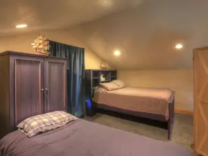 Canyon Lodge- - 8 Acres - Sleeps 10