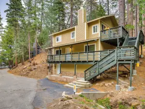 4 Mi to Lake Arrowhead: Cabin w/ Grill & Deck!