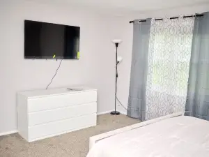 Cozy 4-bedroom bungalow with AC, fitness room near DC