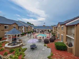 Red Roof Plus+ & Suites Knoxville West - Cedar Bluff