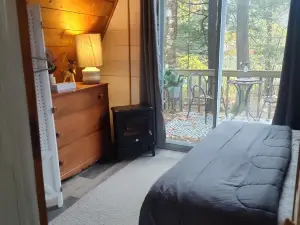 Dog/Family Friendly A-Frame! Walk to Lake/Kayak Use in the Berkshires!