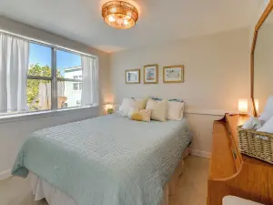 Steps to Dtwn & Bay! Snowbird Escape in Englewood