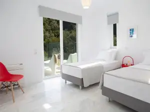 Villas Harriet - With Sea View and near the sea