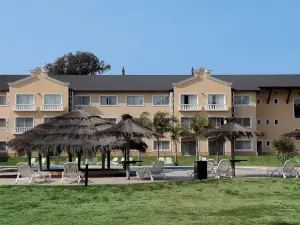 Howard Johnson Pilar Resort Spa & Convention Center