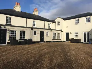 4Br & 4 Bathroom Cottage Parking  Garden Near St Neots