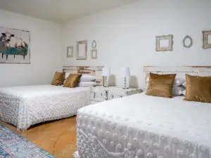9 Suites on 73 Acres - Horse Oasis - 12bd Inn - Brenham - 10min to Round Top