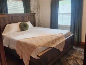 Best kept secret in Mercer Co! 3-bedroom Creekside Cottage with WiFi & AC.