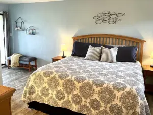 Bernard's Landing Hillside Lake Escape @ SML