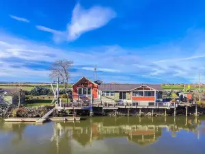 Waterfront retreat, year round fishing, boating, wine tasting. 1 hr from SF!