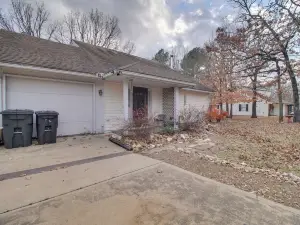 帶有屏風陽台和火坑的Tahlequah Duplex！
