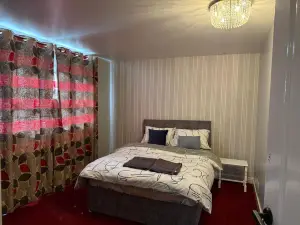 Spacious 6 Bedroom Family House