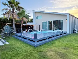 Sunshine pool villa