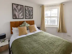 Bright 1 Bed Harbour-side Apartment with Sea Views