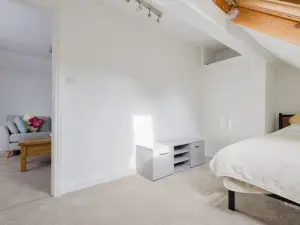 Charming 2-Bedroom Escape in Worthing