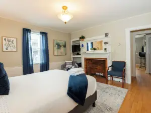 Re-listed: Adorable Condo Beverly - Salem - Halloween