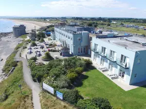 Shoreline Hotel