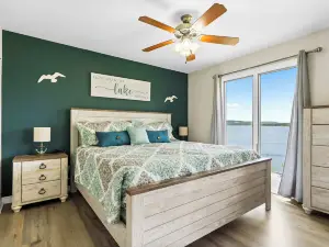 Sunset View at Anchors Point Lakefront Stay for 8 w/ Private Balcony
