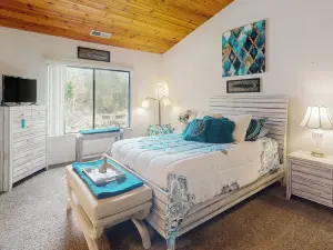 Yard & Patio: Quiet & Well-Stocked Riverside Home
