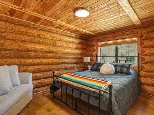 Lucky Logger Cute and Cozy Cabin Getaway
