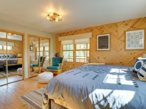 Port Austin Winter Retreat: Hot Tub & Fireplace