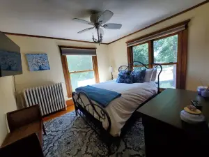 Historic Home Near Lake, Parks and Bvu! Perfect for Summer Vacay and Reunions!