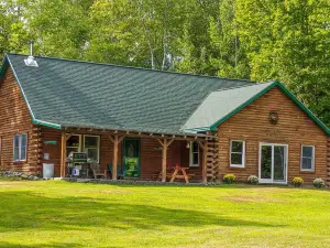 Log cabin, King bed!!! Private beach!!
