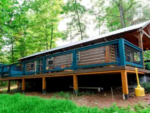 Relaxing Getaways to Chattanooga, Tennessee, in this Colorful Pet-Friendly Cabin