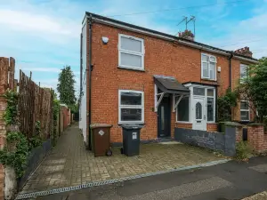 Stylish 4 Bedroom, 2.5-Bath Home in Borehamwood