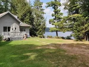 Secluded 2 Acre Lakeside Home, Boat & Motor Included on 5 Lake Chain. Free Wi-Fi