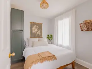 Luxury Suite w/Blackout Blinds. Walk to Downtown. Pet Friendly; Full Fenced Yard