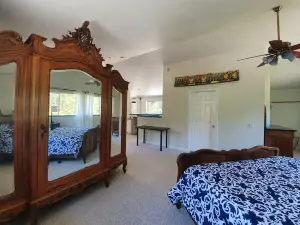 Asian-themed Queen's Loft Apartment 10 mins to the beach and downtown!