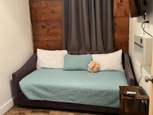 Charming 2-bedroom apartment with WiFi, AC in welcoming Greene