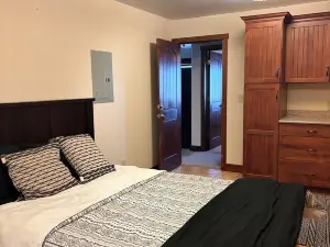 Spacious 6-bedroom hilltop cabin in tranquil Oracle