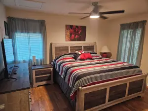 Charming 2-bedroom lake house in peaceful Dozier with WiFi, AC