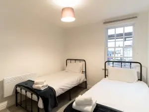 Lovely 2 Bed Harbourside Apartment with Sea Views