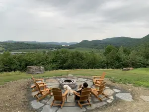 Chalet w/ Lake & MT views, Hot Tub, Pet friendly,  <10mins to Lake & Golf