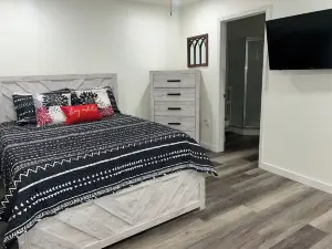 Charming Riverfront Bungalow Hot Tub, Boat Dock Fully Stocked Kitchen