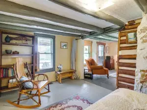 4 Mi to Historic District Calico Rock Cabin!