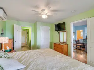 迷人的Wolcott小屋帶火坑和迷你碼頭