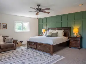 The Tudor at Willow Creek - Spacious 4-bedroom house in Little Falls